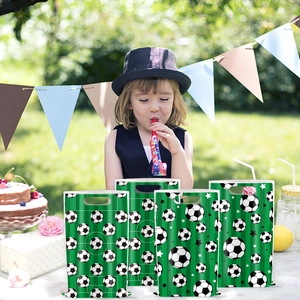 Sacs-cadeaux de fête foot verts avec motifs de football dans un décor de pelouse