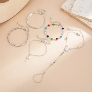 Nahaufnahme des fünfteiligen silbernen Armband-Sets mit Kreuzanhänger und Ringkette