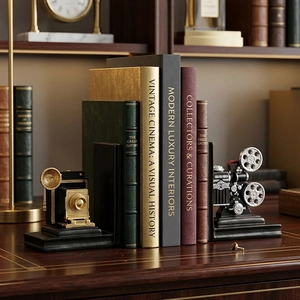 Vintage industriële boekensteunen met camera en projector voor kantoor aan huis