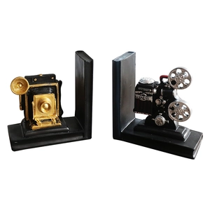 Vintage hars boekensteunen met retro camera en projector modellen voor op het bureau