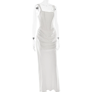 Détail de la robe de soirée en satin blanc montrant les fronces à la taille et la texture