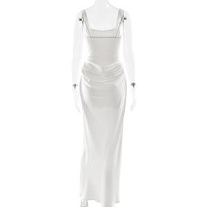 Vue arrière d'une robe longue en satin blanc avec fronces et ourlet style sirène