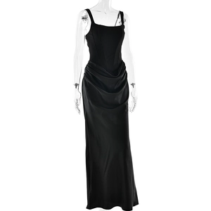 Détails de robe longue en satin noir avec plis à la taille et décolleté carré chic