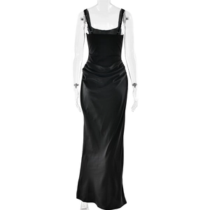 Détail de l'élégante robe longue en satin noir avec plis à la taille et fines bretelles