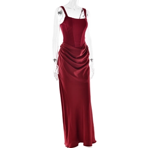 Détail d'une robe en satin rouge foncé avec corset cintré et drapés élégants plissés