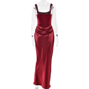 Vue détaillée du dos d'une robe moulante en satin bordeaux avec plis à la taille