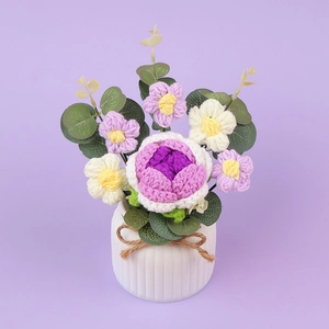 Vaso di fiori all'uncinetto fatto a mano con petali viola e bianchi e base bianca