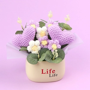 Planta de ganchillo hecha a mano con corazón púrpura y flores en maceta cerámica Life Life