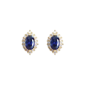 Élégantes boucles d'oreilles ovales dorées avec pierres bleu saphir et halo de zircons blancs