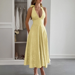Elegante abito lungo giallo a sfacciato con tessuto jacquard e vita alta aderente