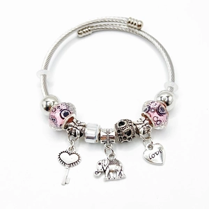 Zilveren gedraaide armband met roze glaskralen en hart-olifant bedeltjes