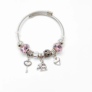 Zilveren kralenarmband met olifant- en hartvormige bedels op witte achtergrond