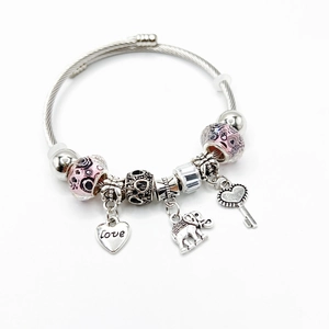 Zilveren bedelarmband met roze glazen kralen, hartvormige hanger en olifantenbedel