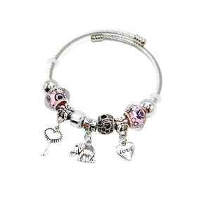 Zilveren bedelarmband met roze glazen kralen en hangers van olifant en liefdeshart
