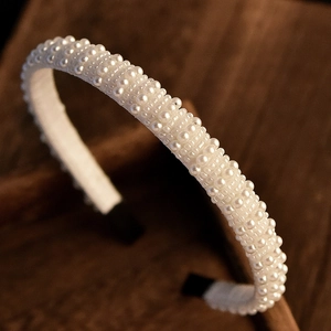 Serre-tête élégant en perles blanches pour mariage avec un design incurvé complet