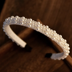 Serre-tête élégant en perles blanches pour mariage avec des perles de tailles variées