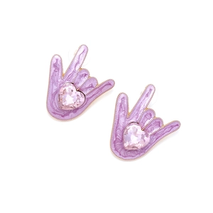 Détail de boucles d'oreilles geste I Love You avec émail violet et cœur rose