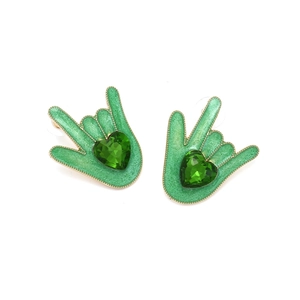 Détails des boucles d'oreilles geste I Love You avec cristal de coeur vert et doré