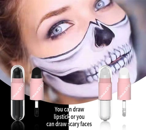 Zwart-witte schminkstiften met sponsapplicator voor creatieve gezichtsmake-up ontwerpen
