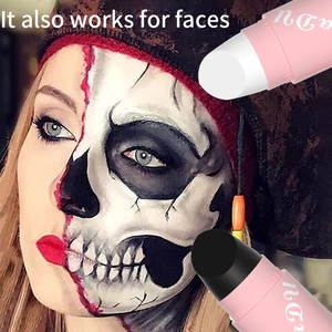 Zwart-witte schminkstiften in roze tubes voor Halloween en make-up voor speciale effecten