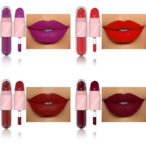 Detail van de matte lippenstift en lipgloss in levendige paarse en rode kleurtinten