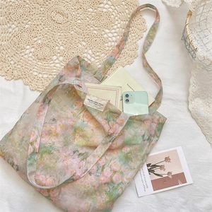 Dettaglio della borsa in chiffon a fiori con motivi di tulipani ed etichetta tessuta