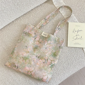 Dettaglio macro della stampa floreale a tulipano su borsa in tela chiffon con etichetta