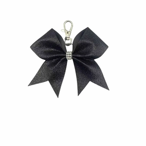 Dettaglio portachiavi a fiocco nero glitterato con strass e chiusura in argento