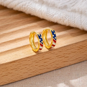 Pendientes de aro dorados con bandera de EE. UU. en esmalte azul y rayas rojas