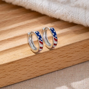 Pendientes de aro plateados con diseño de bandera americana en esmalte