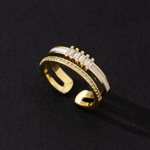 Makroaufnahme Goldener Doppelring mit rechteckigen Zirkonia und weißen Emaille-Details