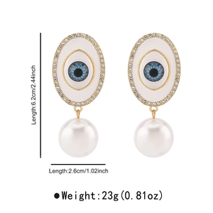 Détail des boucles d'oreilles œil perle avec dimensions 6,2 cm de long et 2,6 cm de large