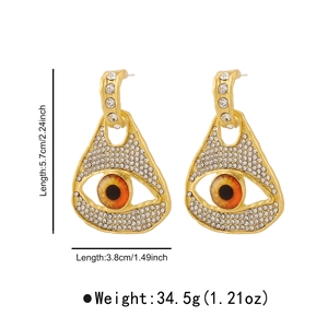 Détail des boucles d'oreilles œil de démon dorées avec strass et dimensions précises