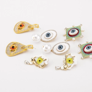 Détails de boucles d'oreilles œil porte-bonheur vintage avec perles et émail coloré