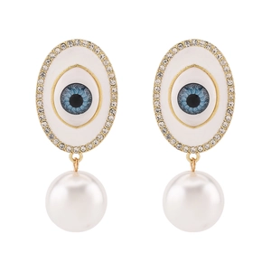 Détail de boucles d'oreilles vintage en or avec Evil Eye, cristaux et perles blanches