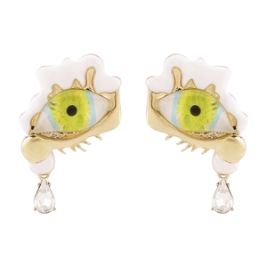 Détail de boucles d'oreilles œil surréalistes vintage avec émail vert et cristal goutte