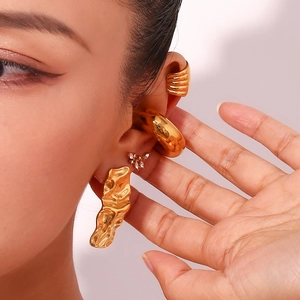 Détail de boucles d'oreilles plaquées or 18 carats avec plis, ear cuff et clous en diamant
