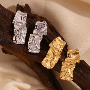 Boucles d'oreilles rectangulaires irrégulières et froissées en finition or et argent