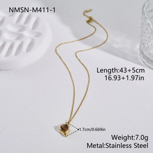 Détail d'un collier géométrique en acier inoxydable avec pendentif œil de tigre brun
