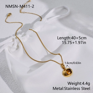 Détail d'un collier géométrique en acier inoxydable avec pierre oeil de tigre
