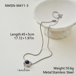 Détail du collier en acier inoxydable avec pendentif en pierre et dimensions précises