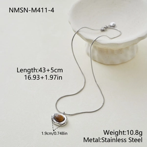 Détail d'un collier en acier inoxydable argenté avec pendentif en pierre oeil de tigre