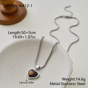 Détails macro du collier cœur en œil de tigre avec chaîne 50+5cm et poids exact