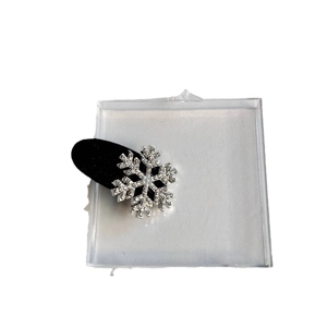 Barrette flocon de neige argentée avec strass scintillants et perle pour femme