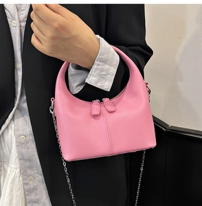 Vue détaillée du sac hobo en cuir rose avec double fermeture éclair et chaîne argentée