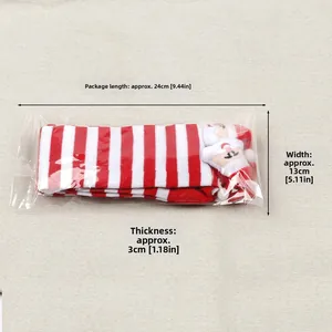 Verpackte Weihnachts-Kniestrümpfe mit Weihnachtsmann-Streifen und Maßangaben gezeigt
