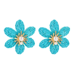 Boucles d'oreilles fleurs en raphia bleu ciel avec perles et cristaux sur fond blanc