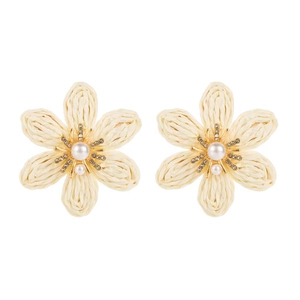 Détail de boucles d'oreilles fleurs en raphia avec perles et accents de cristal sur fond blanc