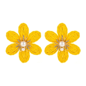 Vue détaillée de boucles d'oreilles fleurs en raphia jaune avec perles et cristaux