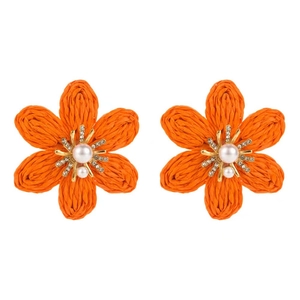 Boucles d'oreilles fleur en raphia orange avec perles et cristaux sur fond blanc